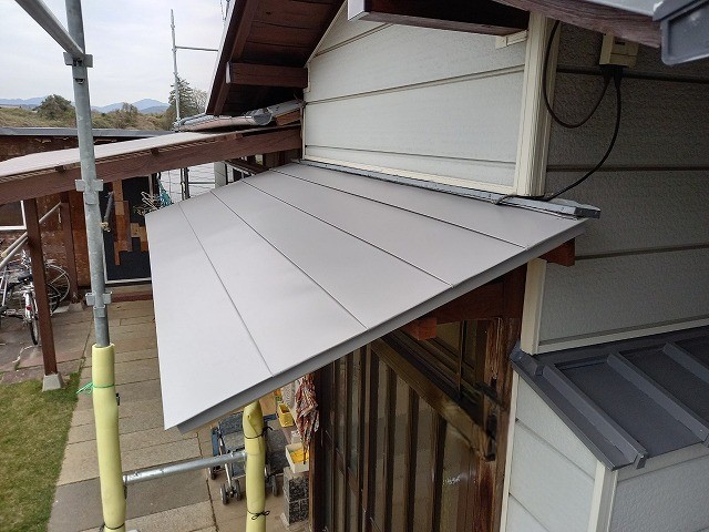 玄関の庇屋根補修が完了